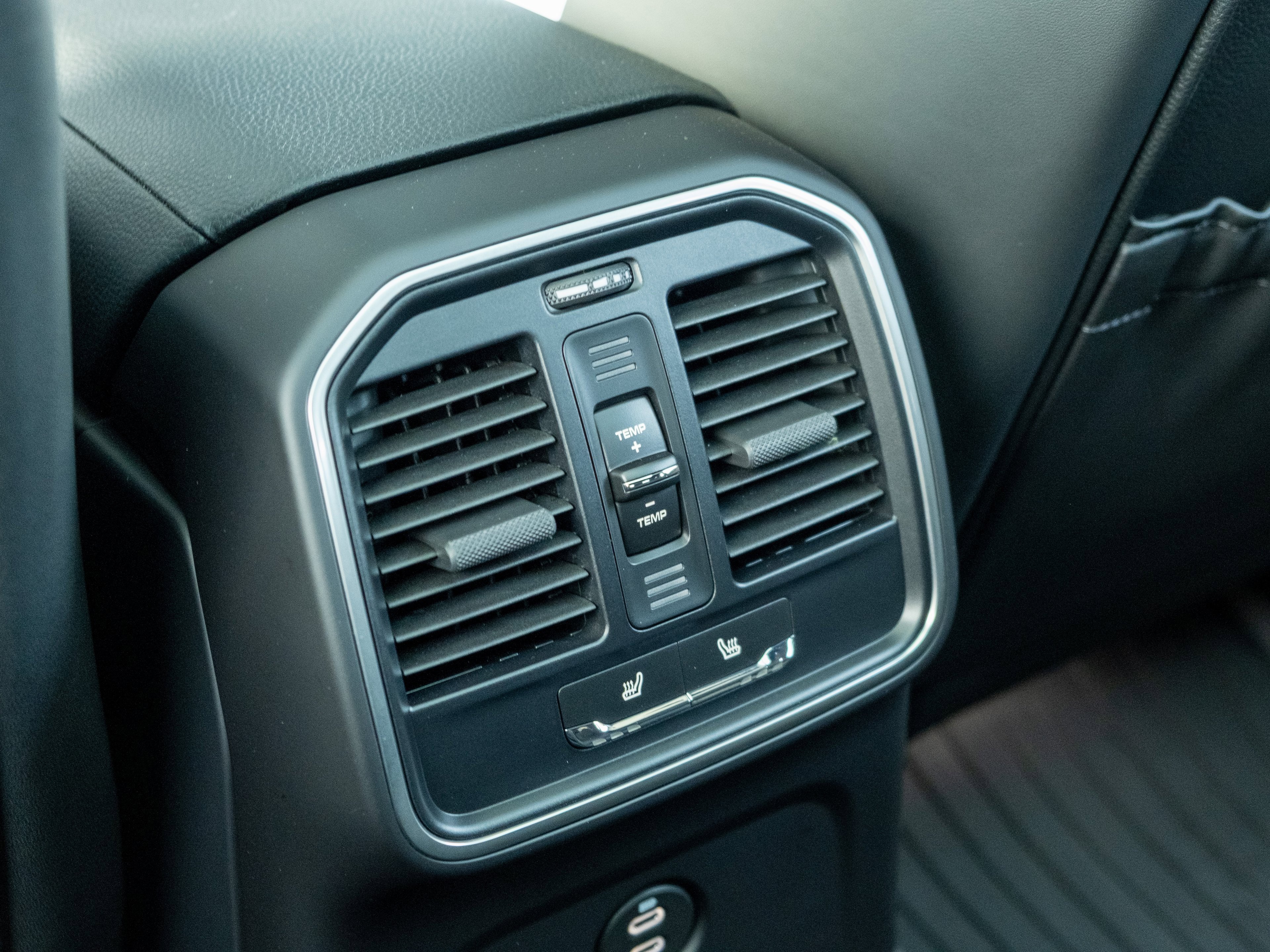 Certified 2025 Porsche Macan image 32