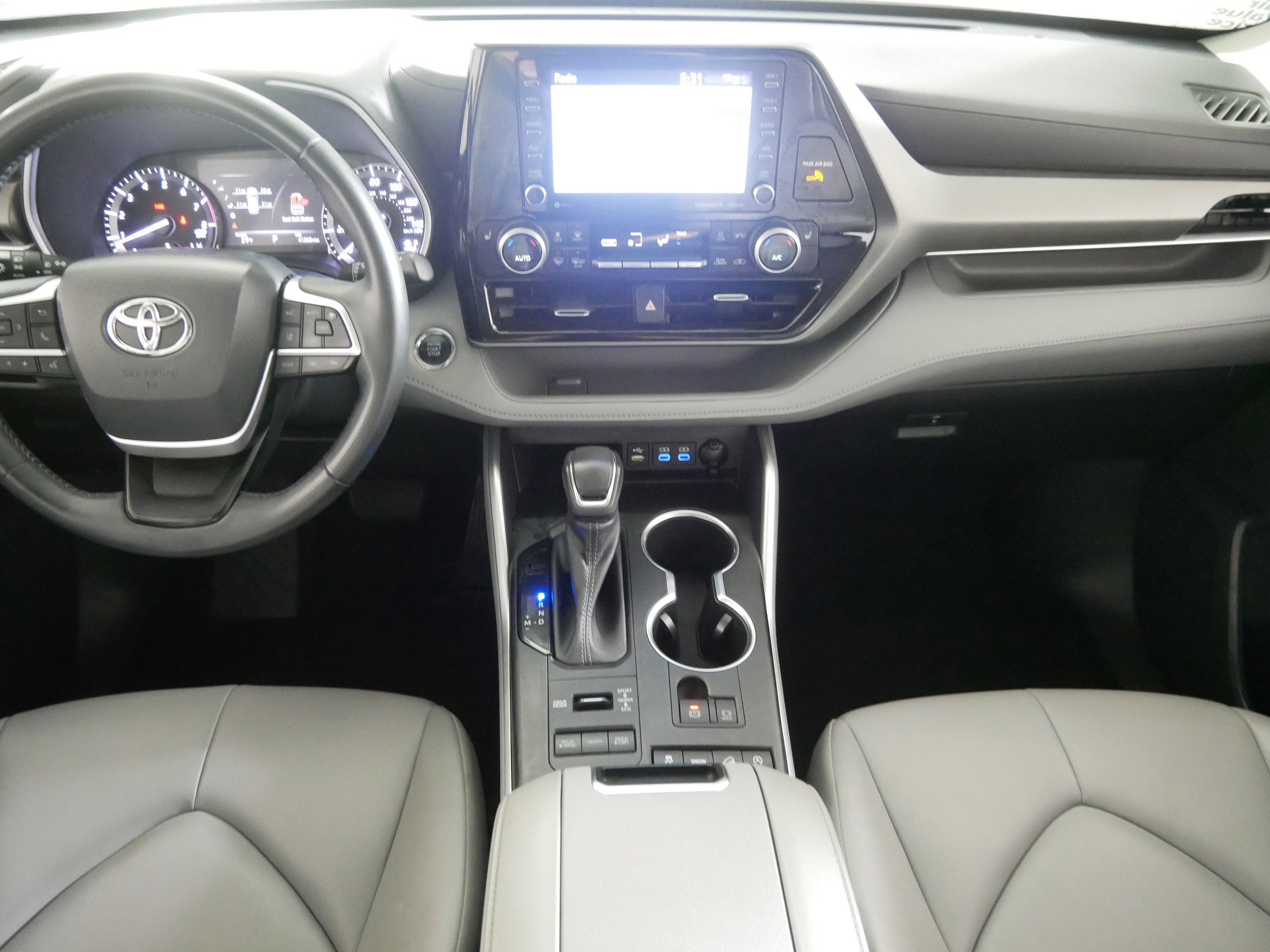 Used 2022 Toyota Highlander XLE image 10