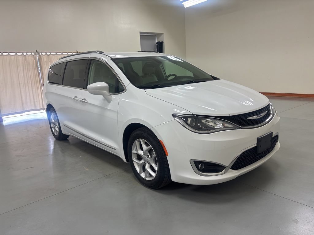 Used 2018 Chrysler Pacifica Touring-L w/ Tire & Wheel Group FWD image 2