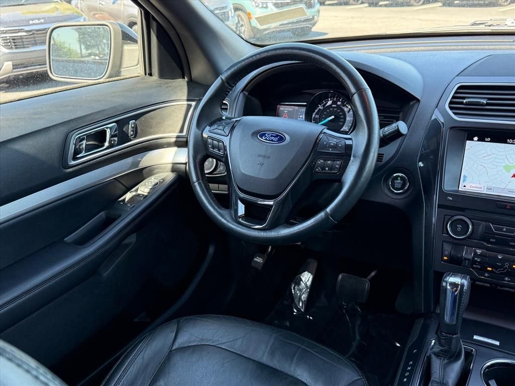 Used 2017 Ford Explorer XLT image 8