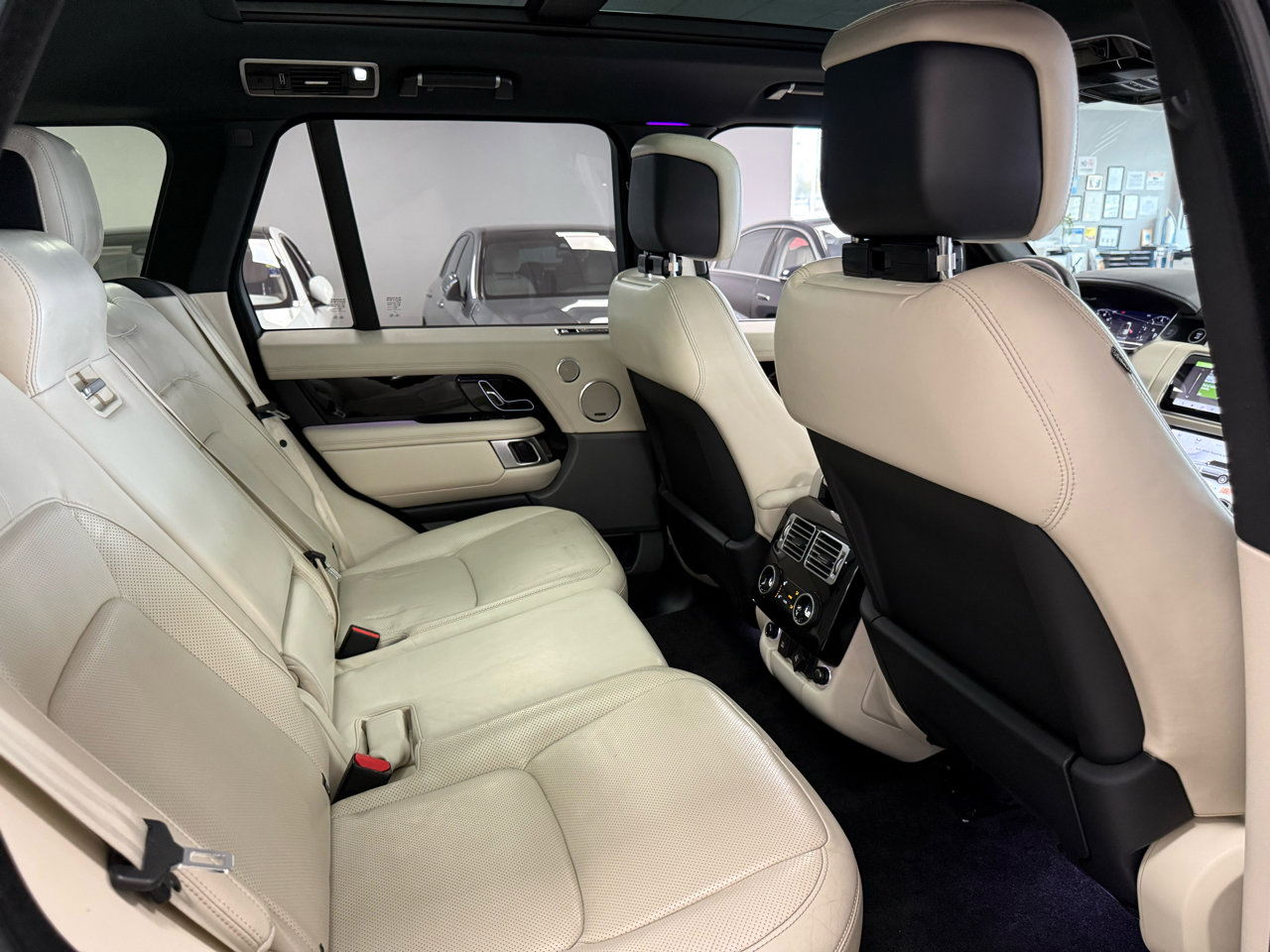 Used 2019 Land Rover Range Rover HSE image 24