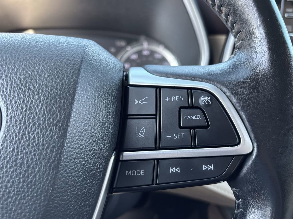 Used 2022 Toyota Highlander XLE AWD/4WD image 28