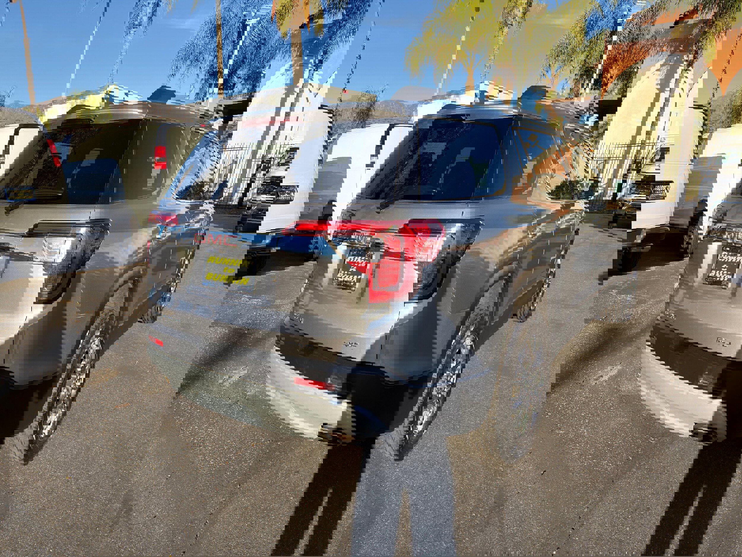 Used 2023 GMC Acadia SLT image 8