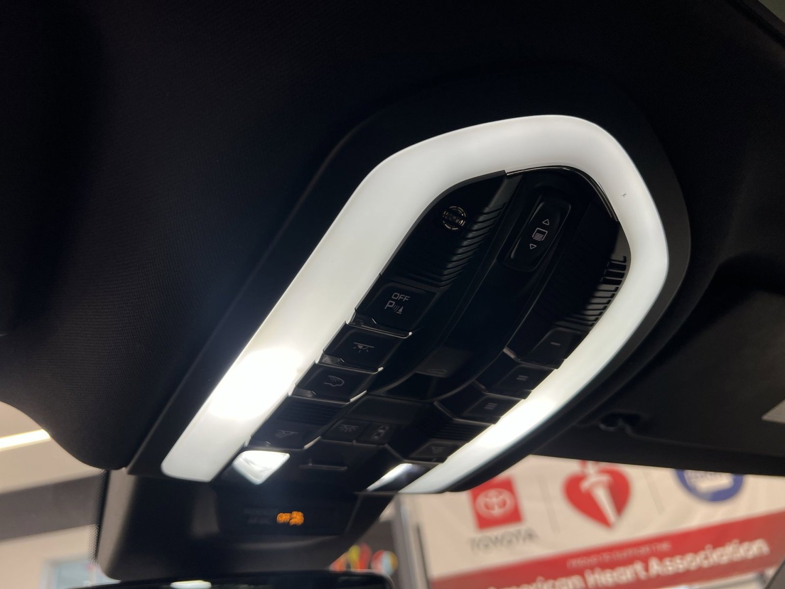 Used 2024 Porsche Macan AWD/4WD image 33