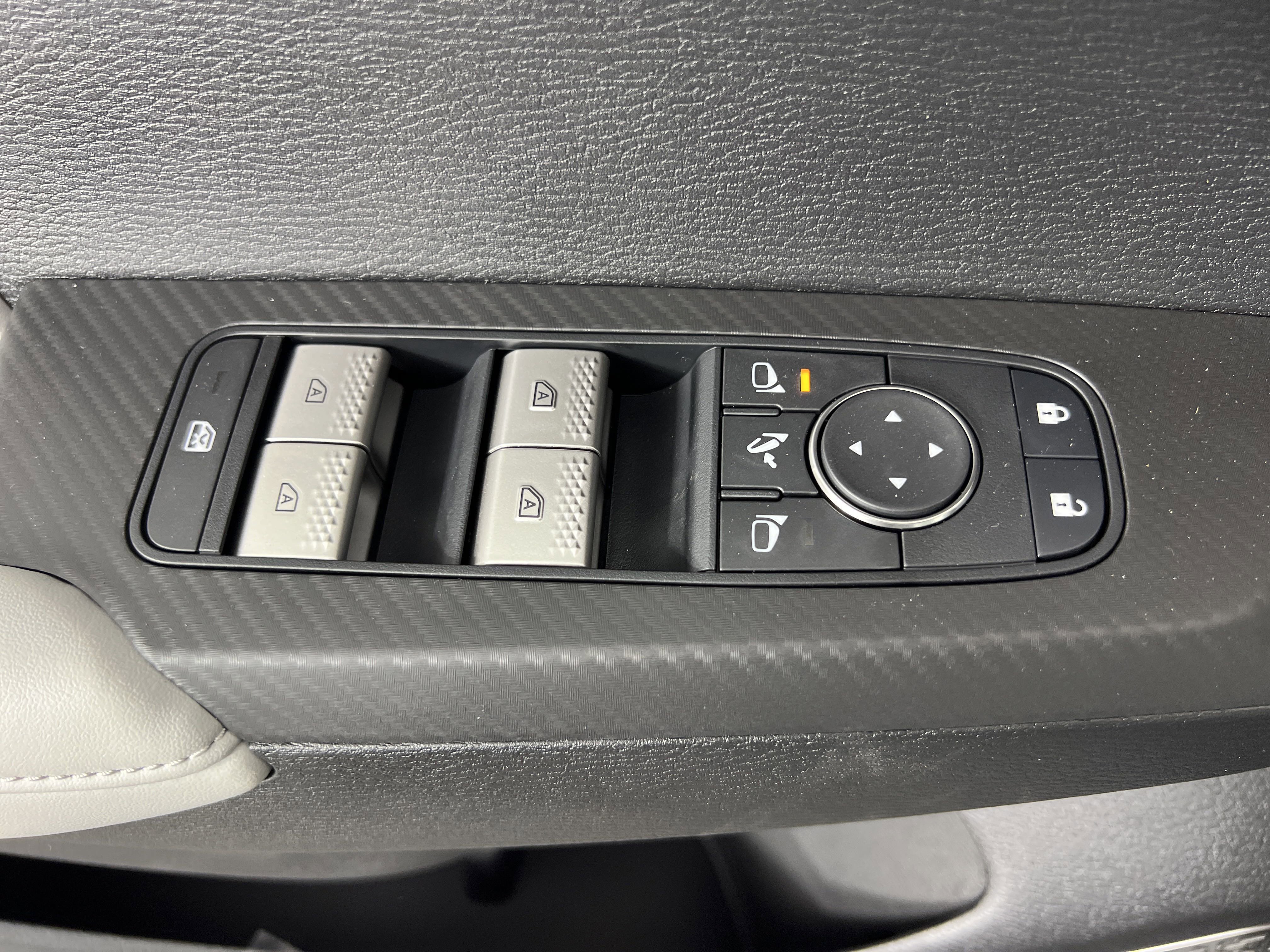 New 2025 Mitsubishi Outlander SE image 8