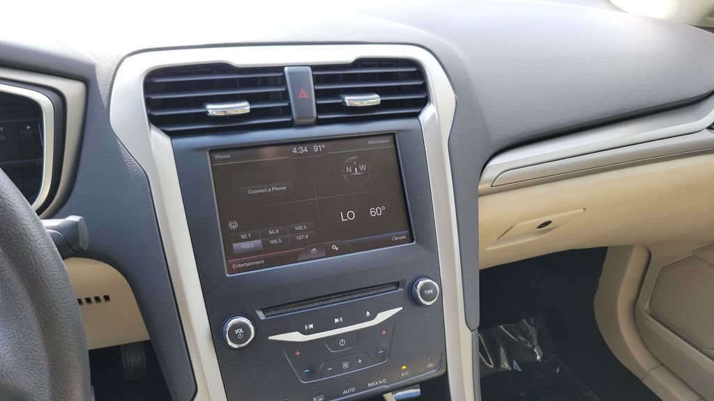 Used 2014 Ford Fusion SE FWD image 14