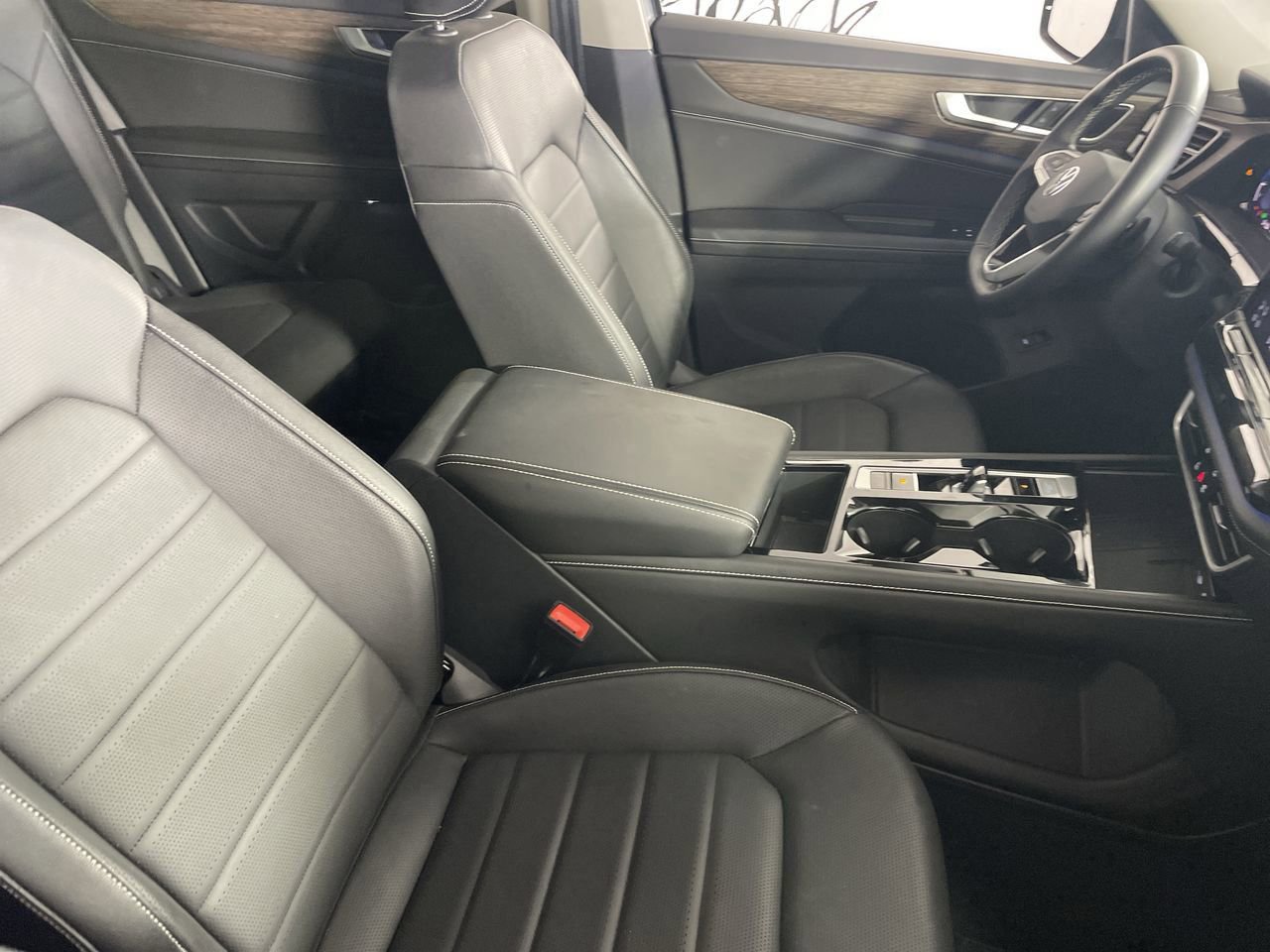 Used 2025 Volkswagen Atlas SEL image 24