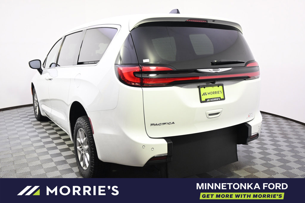 Used 2026 Chrysler Pacifica Select FWD image 5