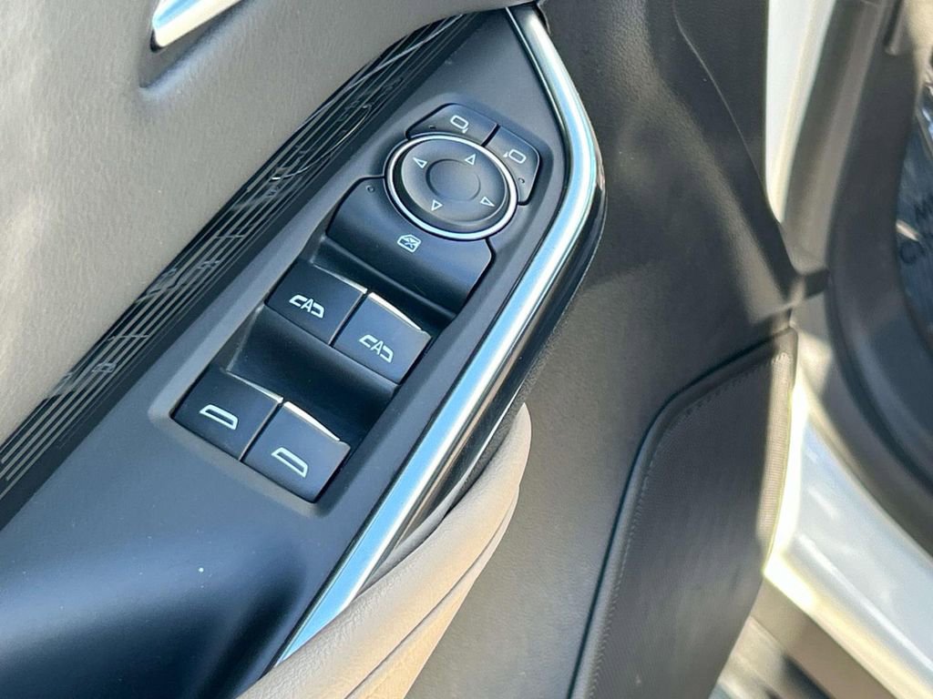 Certified 2024 Cadillac XT4 Luxury w/ Cold Weather Package image 25