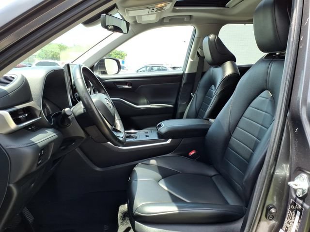 Certified 2024 Toyota Highlander XLE FWD image 12
