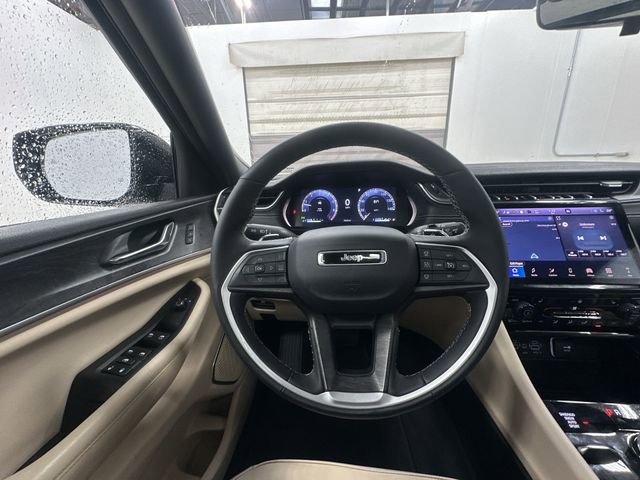 Used 2025 Jeep Grand Cherokee Limited w/ Black Appearance Package image 12