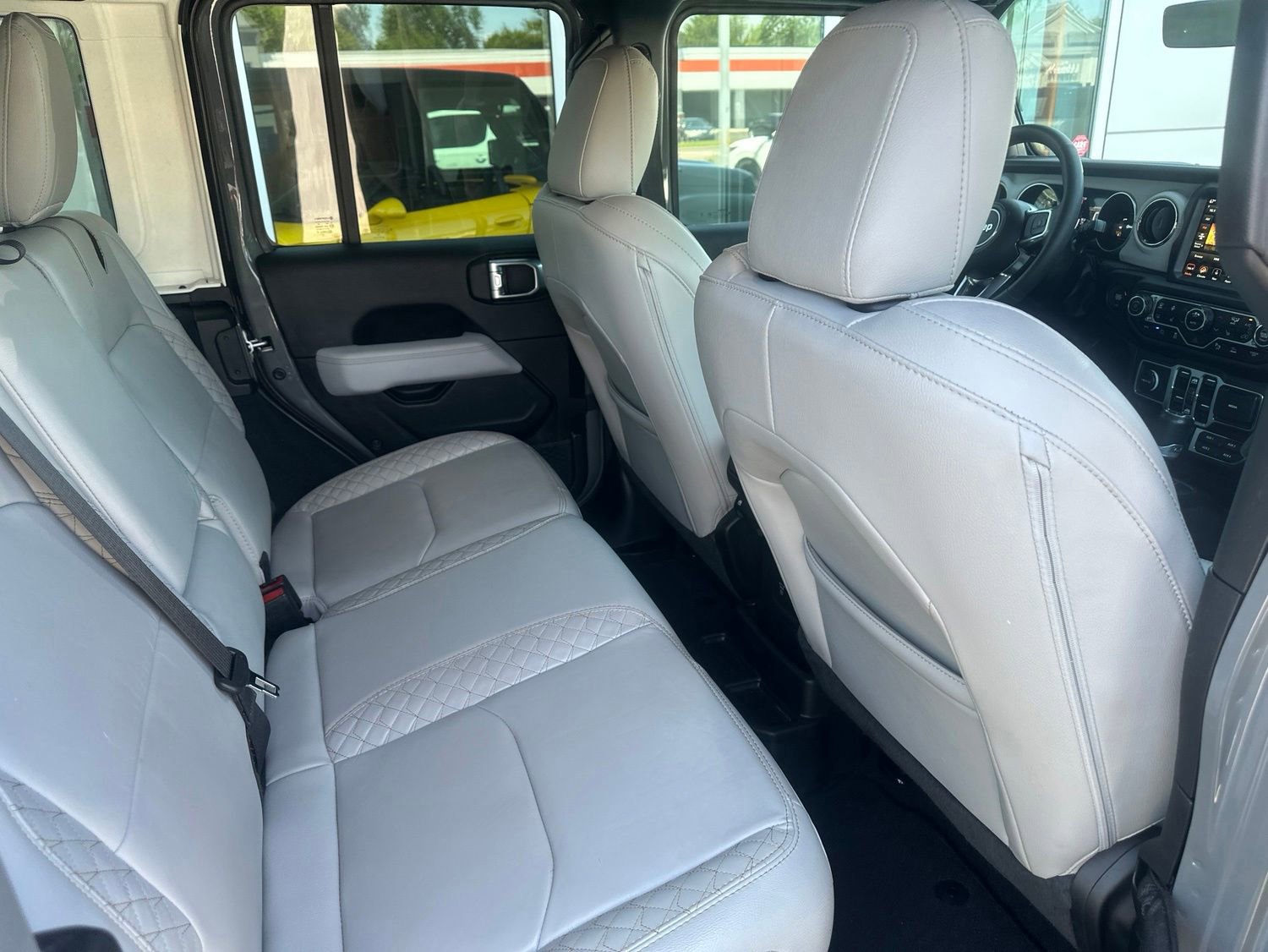 Used 2023 Jeep Wrangler Unlimited Sahara AWD/4WD image 11