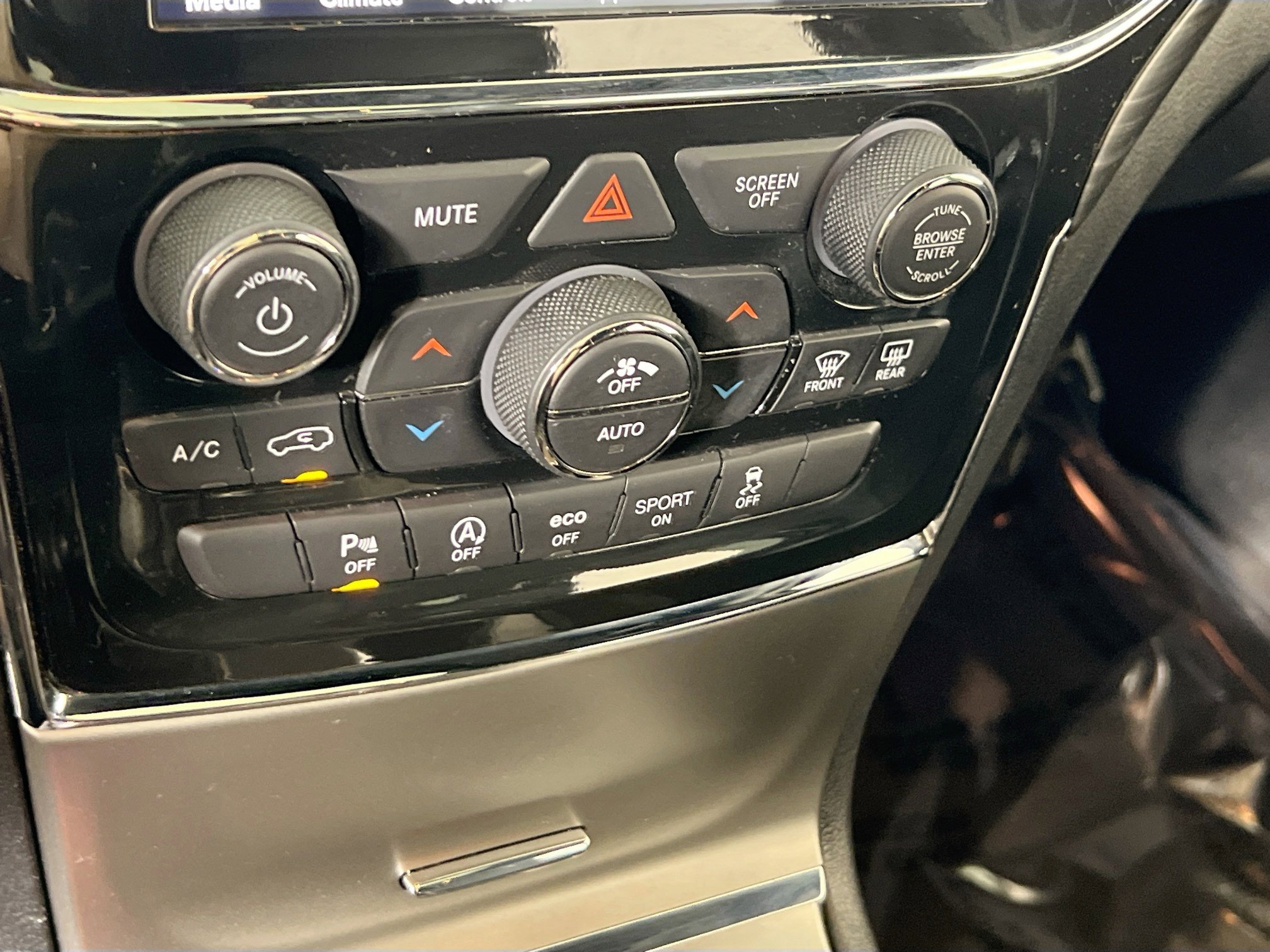 Used 2022 Jeep Grand Cherokee Laredo X image 16