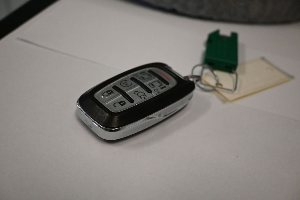 Used 2023 Chrysler Pacifica Touring-L FWD image 32