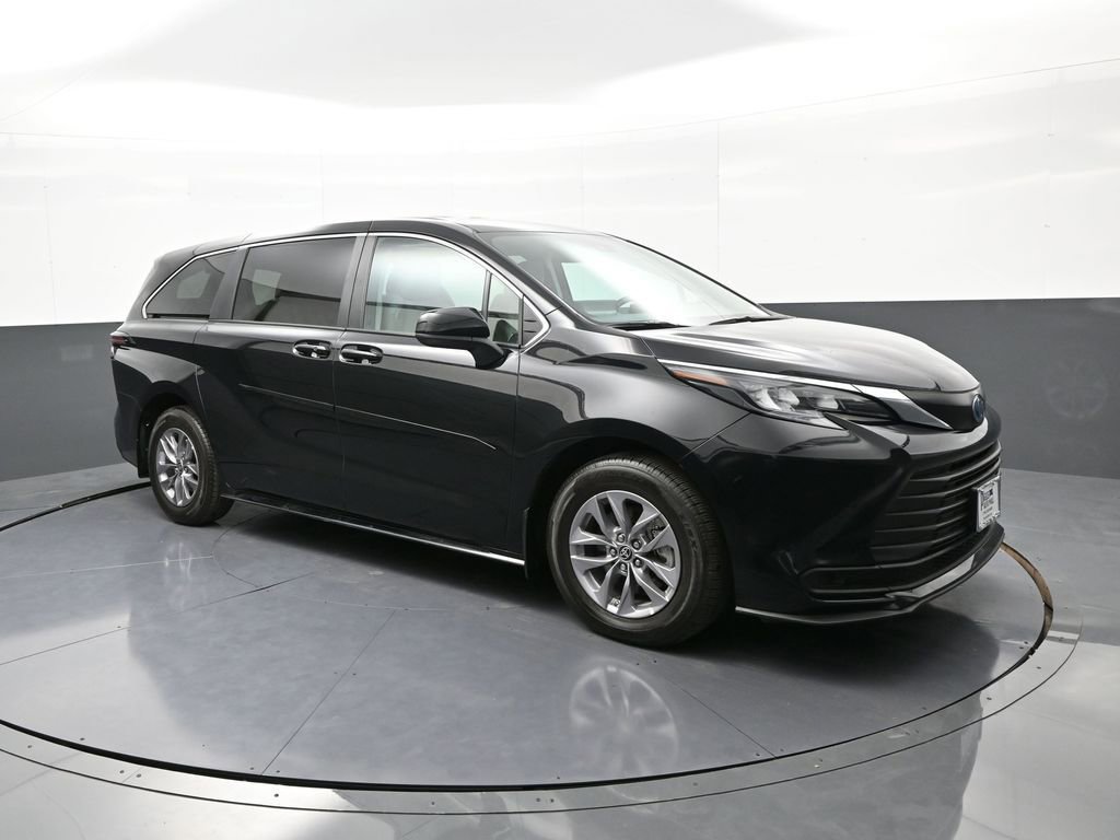 Used 2024 Toyota Sienna LE w/ Protection Package (TMS) AWD/4WD image 4