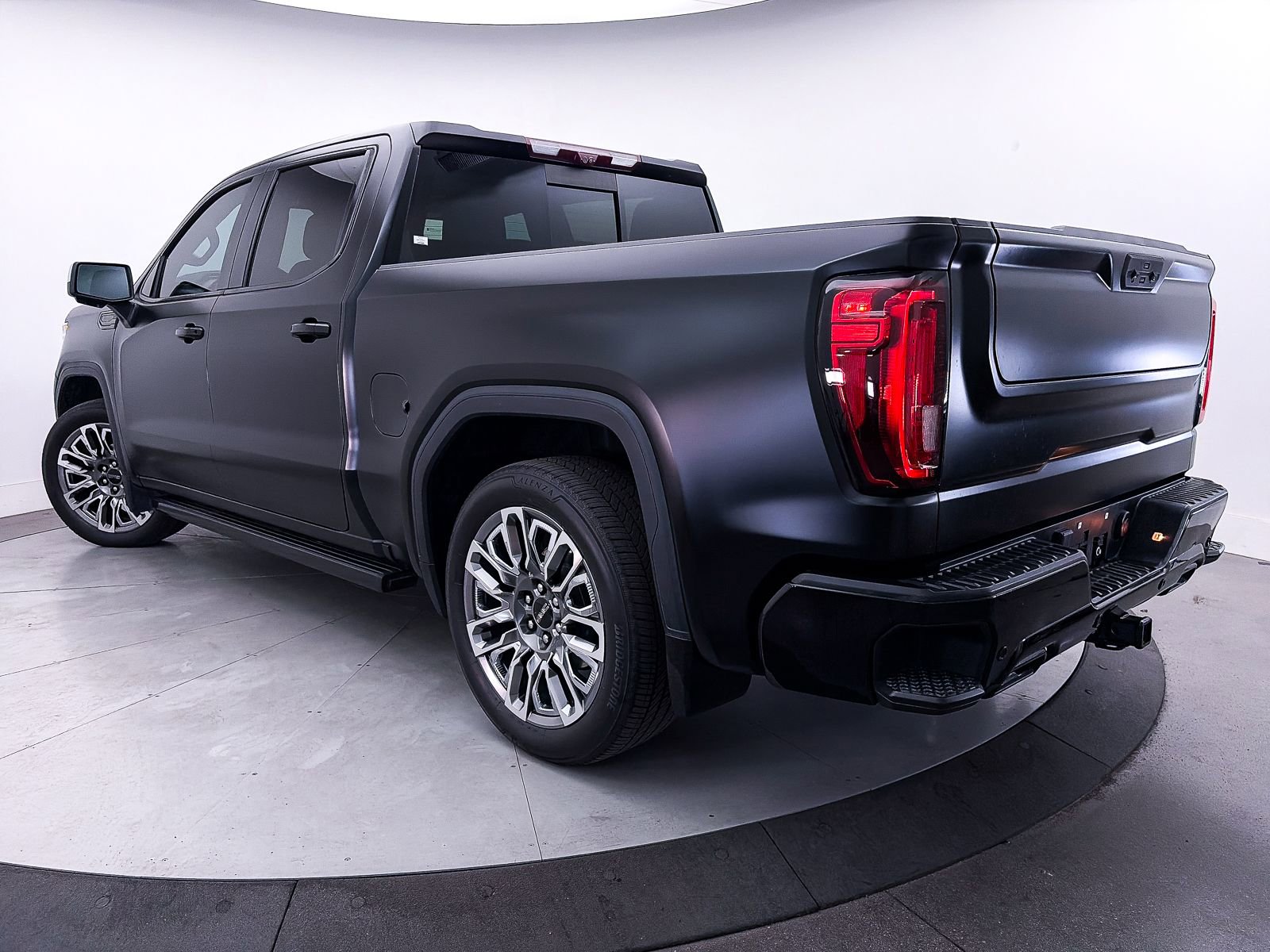 Used 2022 GMC Sierra 1500 Denali w/ Technology Package AWD/4WD image 2