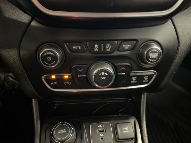 Used 2021 Jeep Cherokee Latitude w/ Mopar Interior Package image 29
