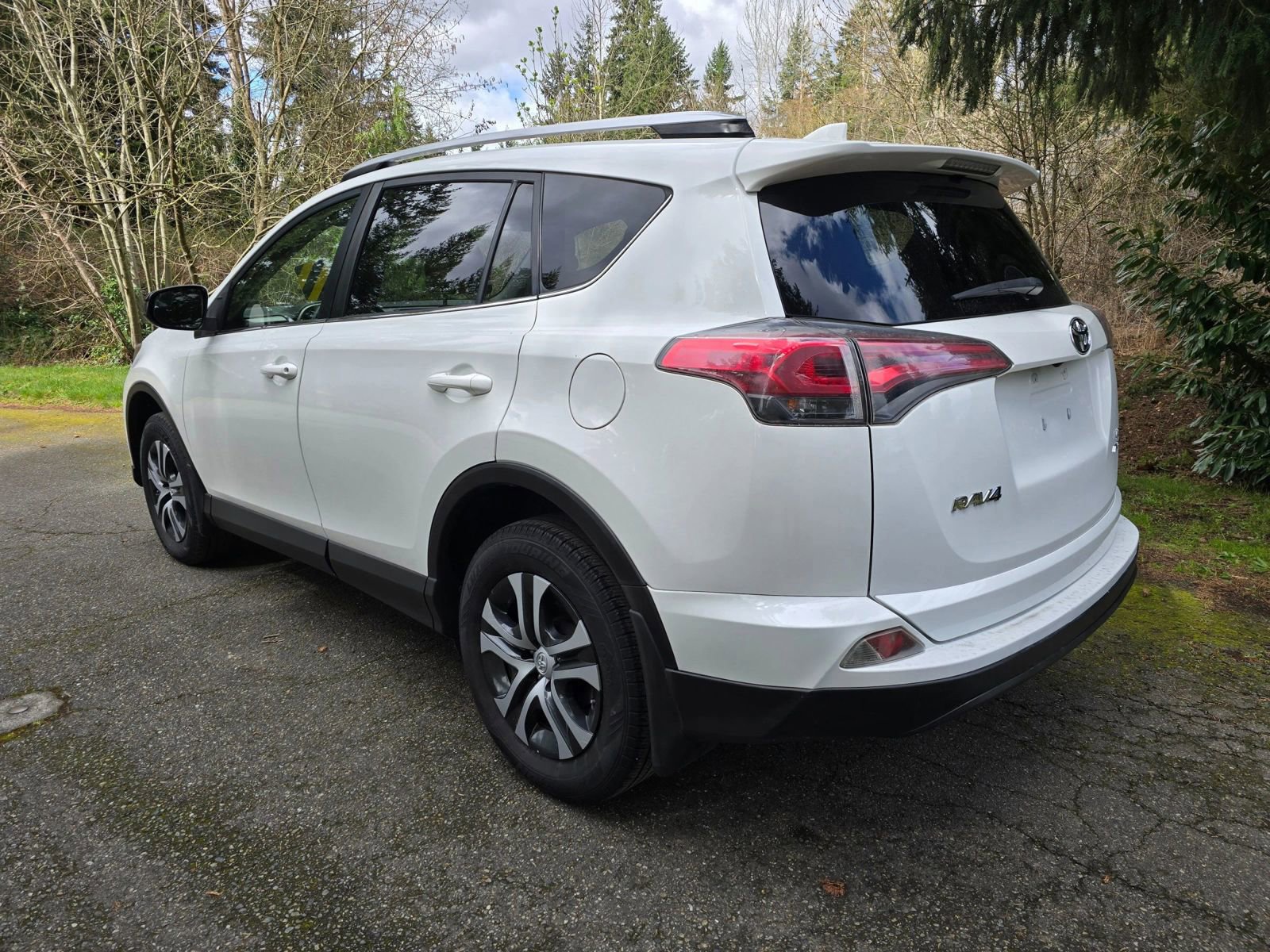 Used 2016 Toyota RAV4 LE AWD/4WD image 3