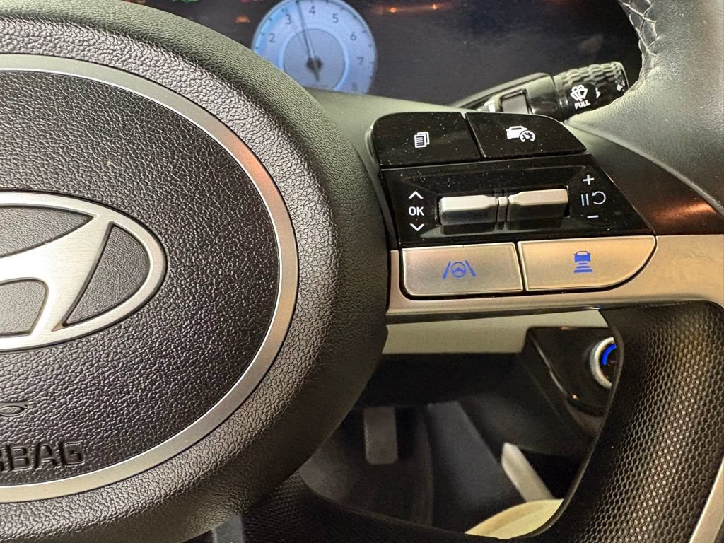 Used 2025 Hyundai Elantra Limited FWD image 25
