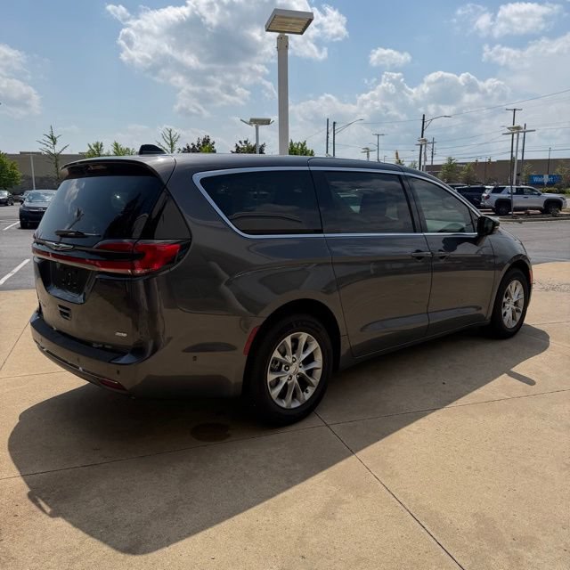 Used 2023 Chrysler Pacifica Touring-L AWD/4WD image 5