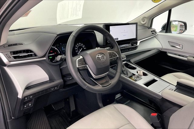 Used 2025 Toyota Sienna XLE image 14