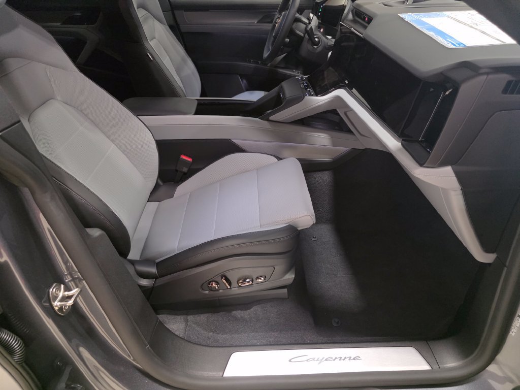 New 2026 Porsche Cayenne Electric AWD/4WD image 15