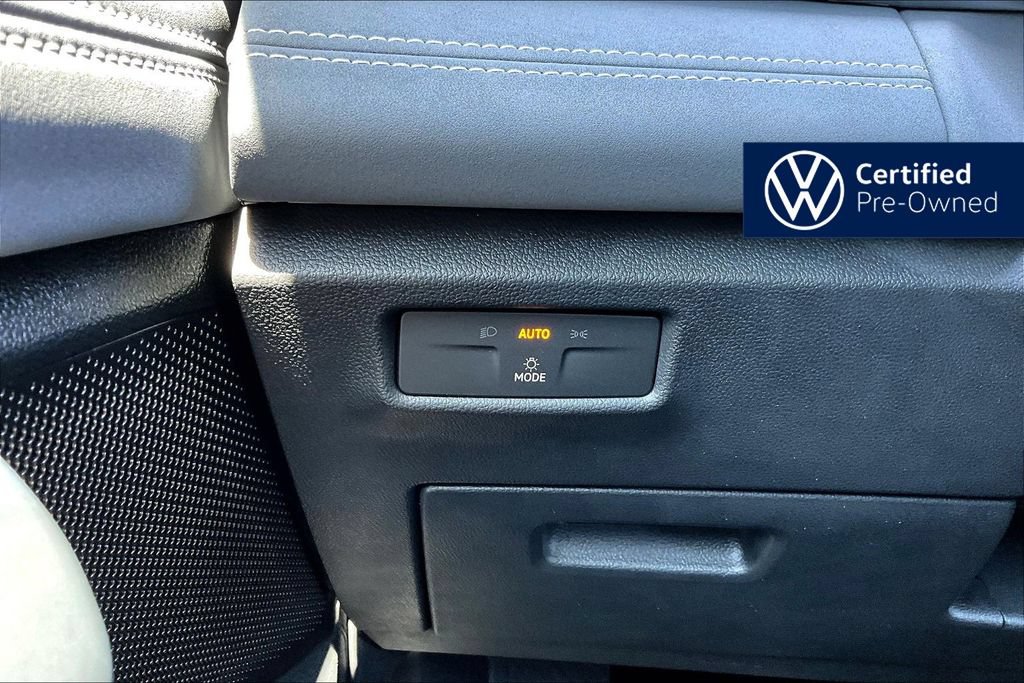 Used 2025 Volkswagen Tiguan SE FWD image 17