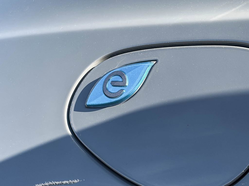 Used 2025 Chrysler Pacifica Premium image 12