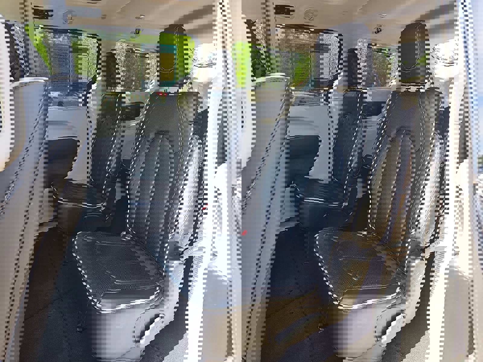 Used 2023 Chrysler Pacifica Limited w/ Uconnect Theater Family Group image 16