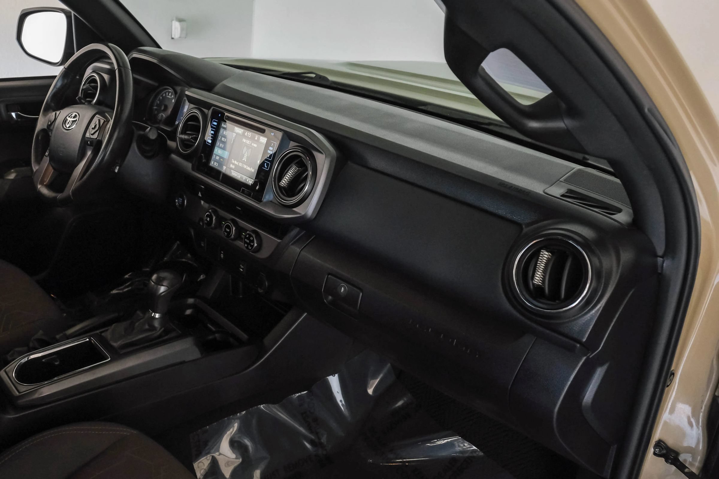 Used 2017 Toyota Tacoma TRD Sport w/ Tow Package RWD image 10