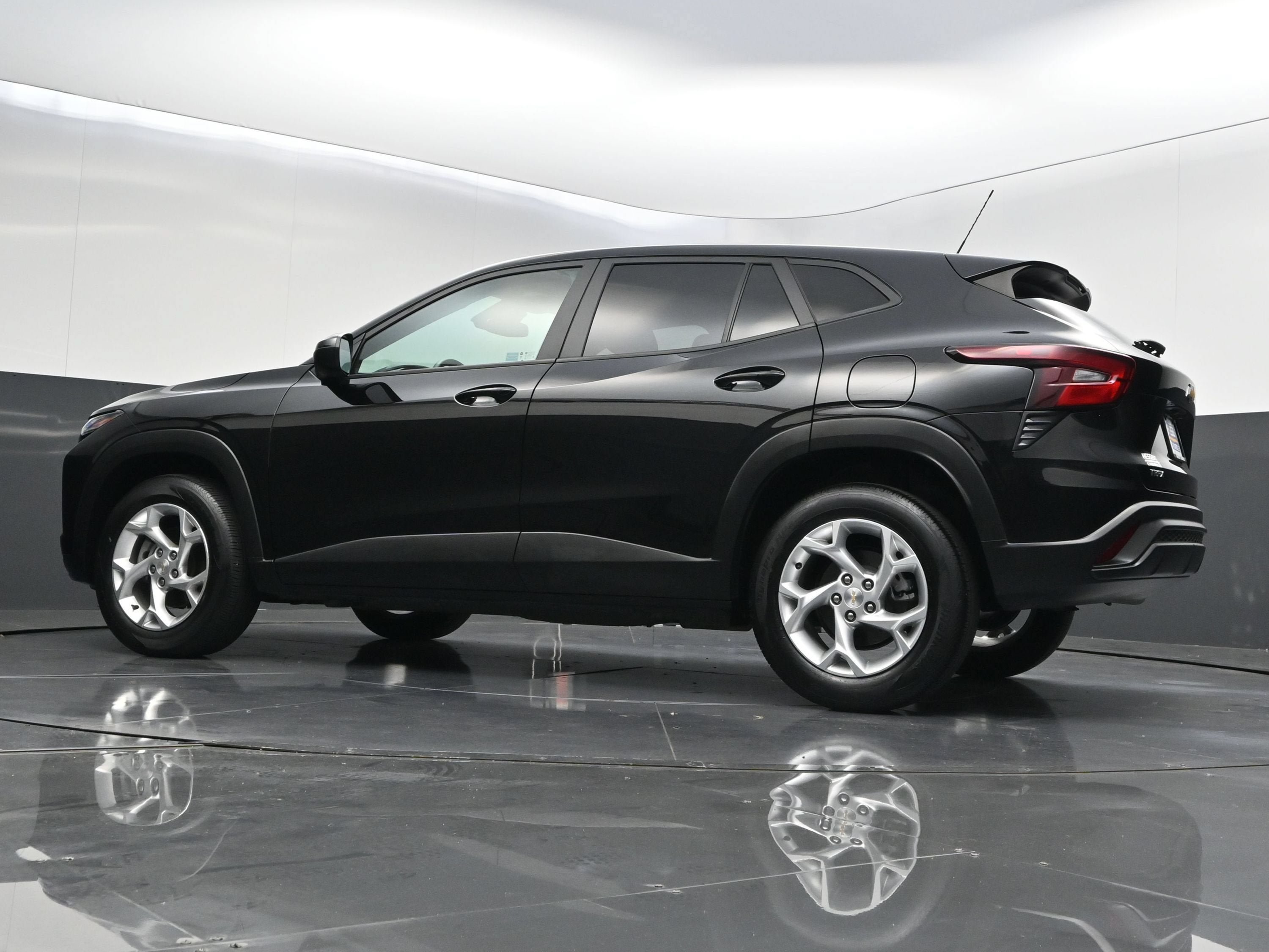 Certified 2025 Chevrolet Trax LS w/ LS Convenience Package FWD image 32