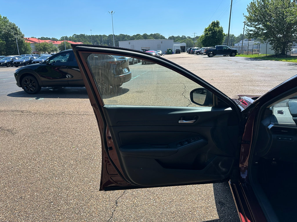 Used 2025 Nissan Altima 2.5 SV FWD image 6