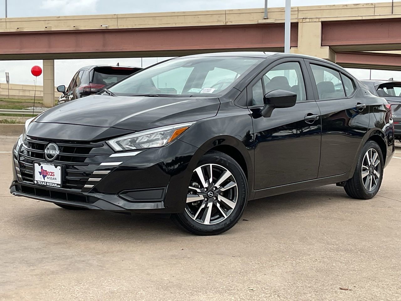 Used 2025 Nissan Versa SV image 2