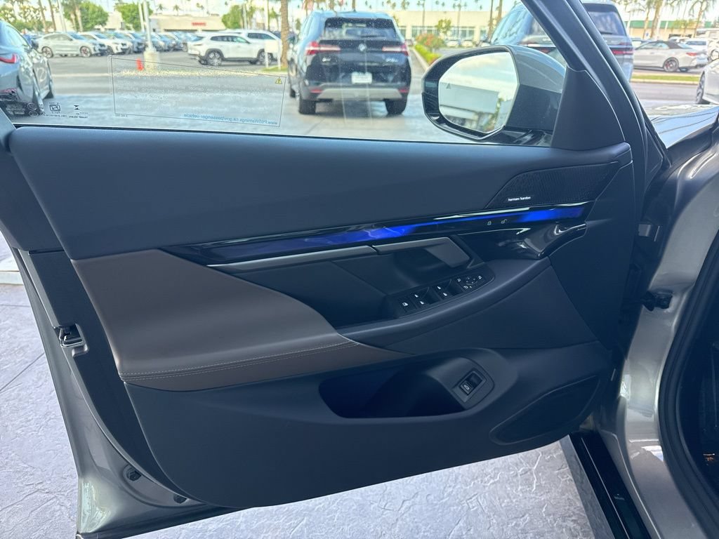 Used 2025 BMW i5 eDrive40i w/ M Sport Package RWD image 8