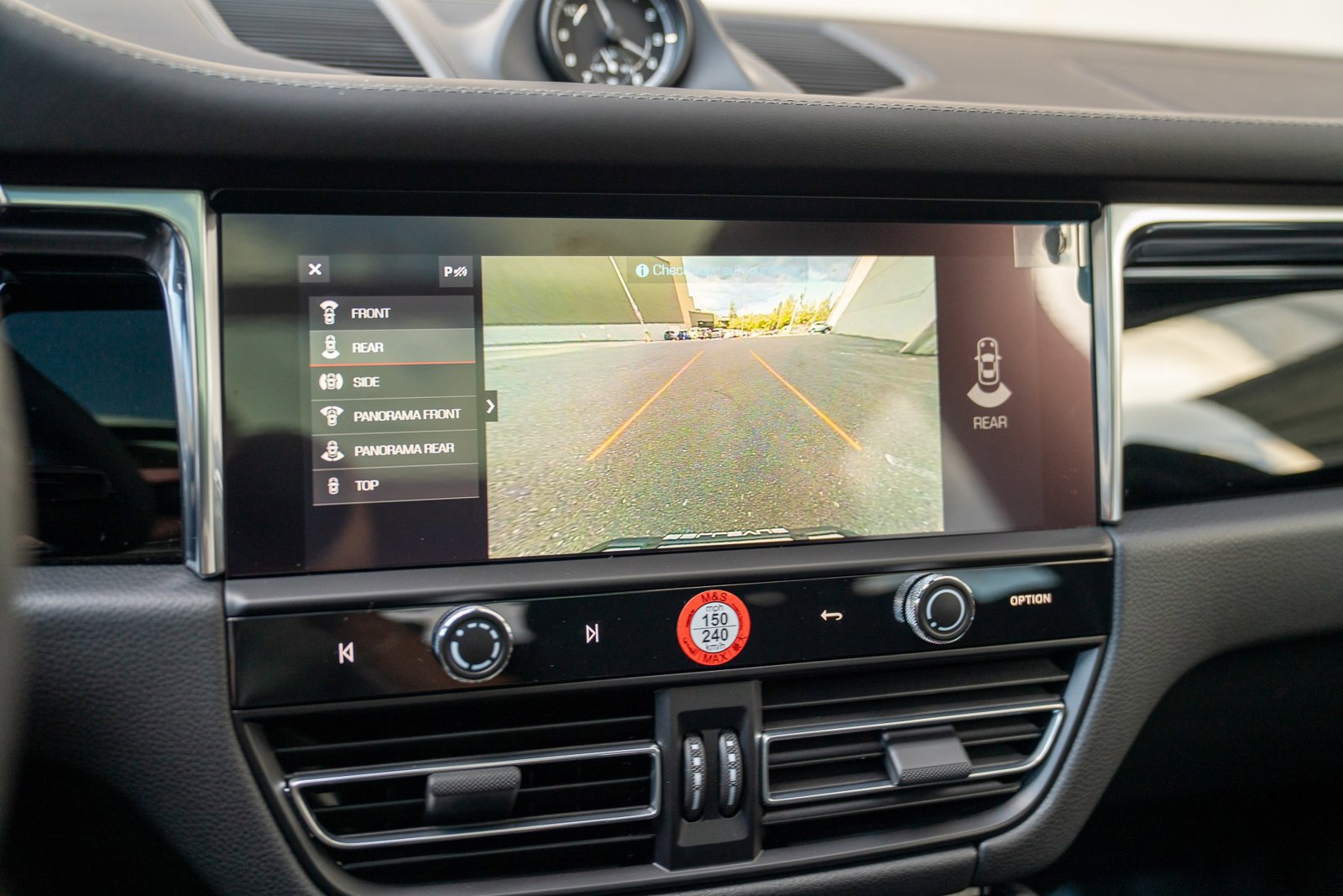 Certified 2025 Porsche Macan image 17