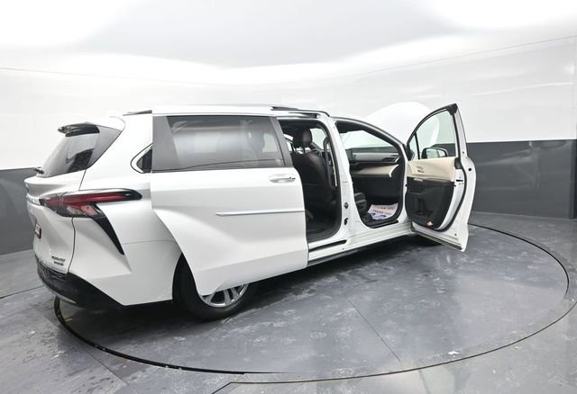 Used 2024 Toyota Sienna Platinum image 39