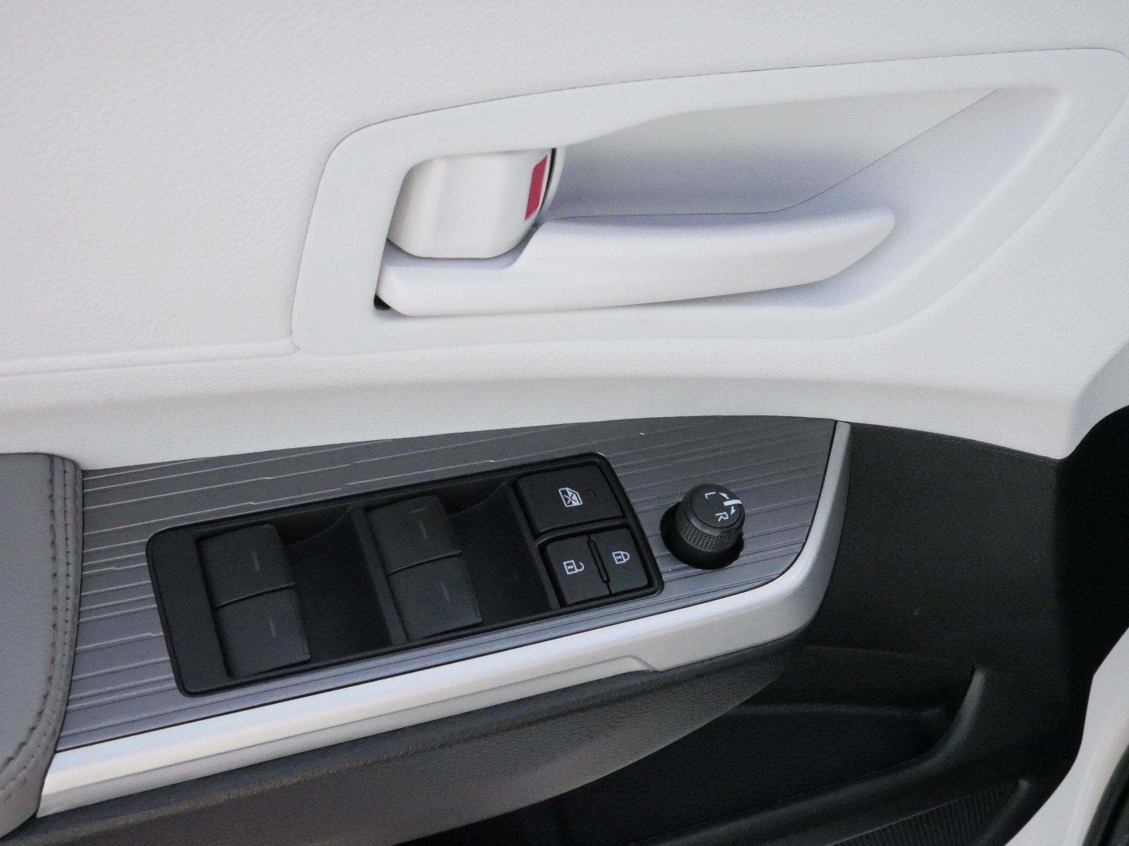 Used 2025 Toyota Sienna LE image 19