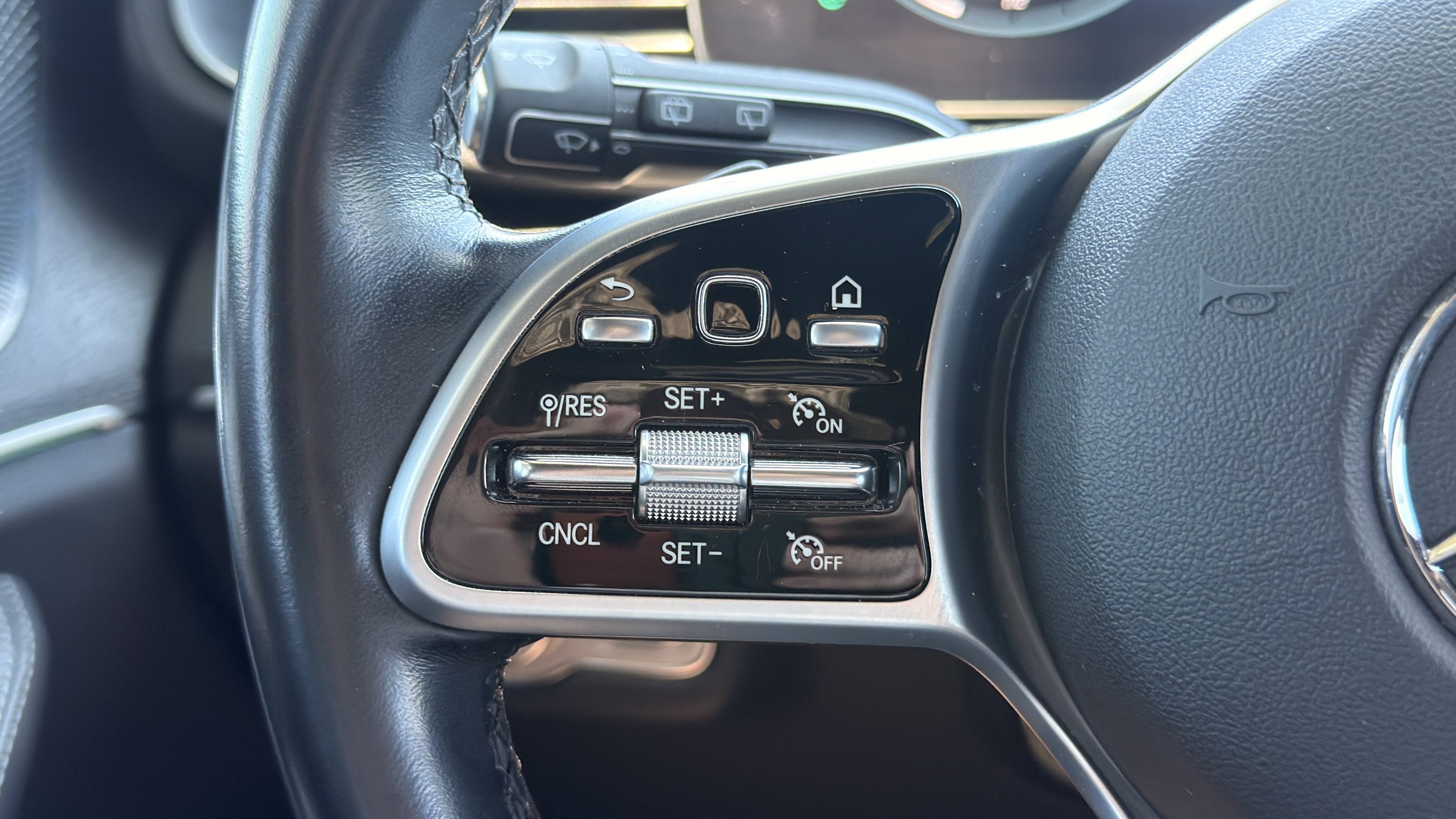 Used 2023 Mercedes-Benz GLE 450 4MATIC w/ Premium Package image 58