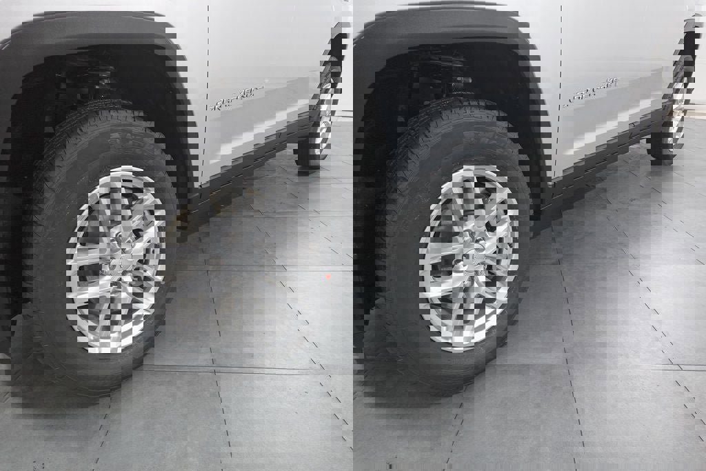 New 2025 Jeep Grand Cherokee L Laredo w/ Luxury Tech Group I image 32