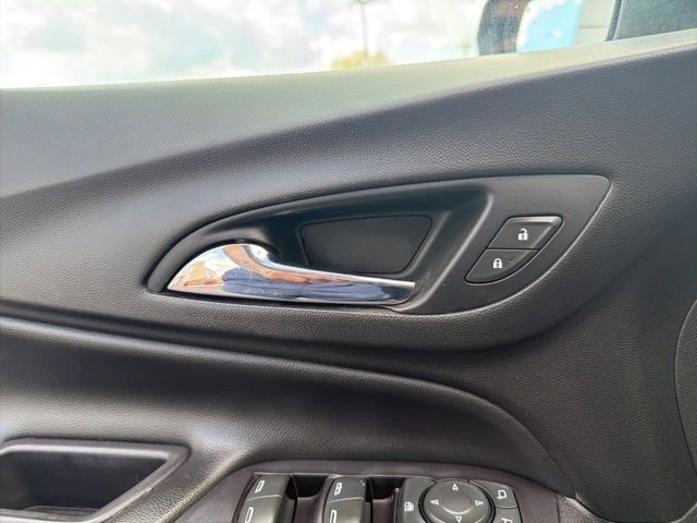 Used 2019 Chevrolet Equinox LT FWD image 17