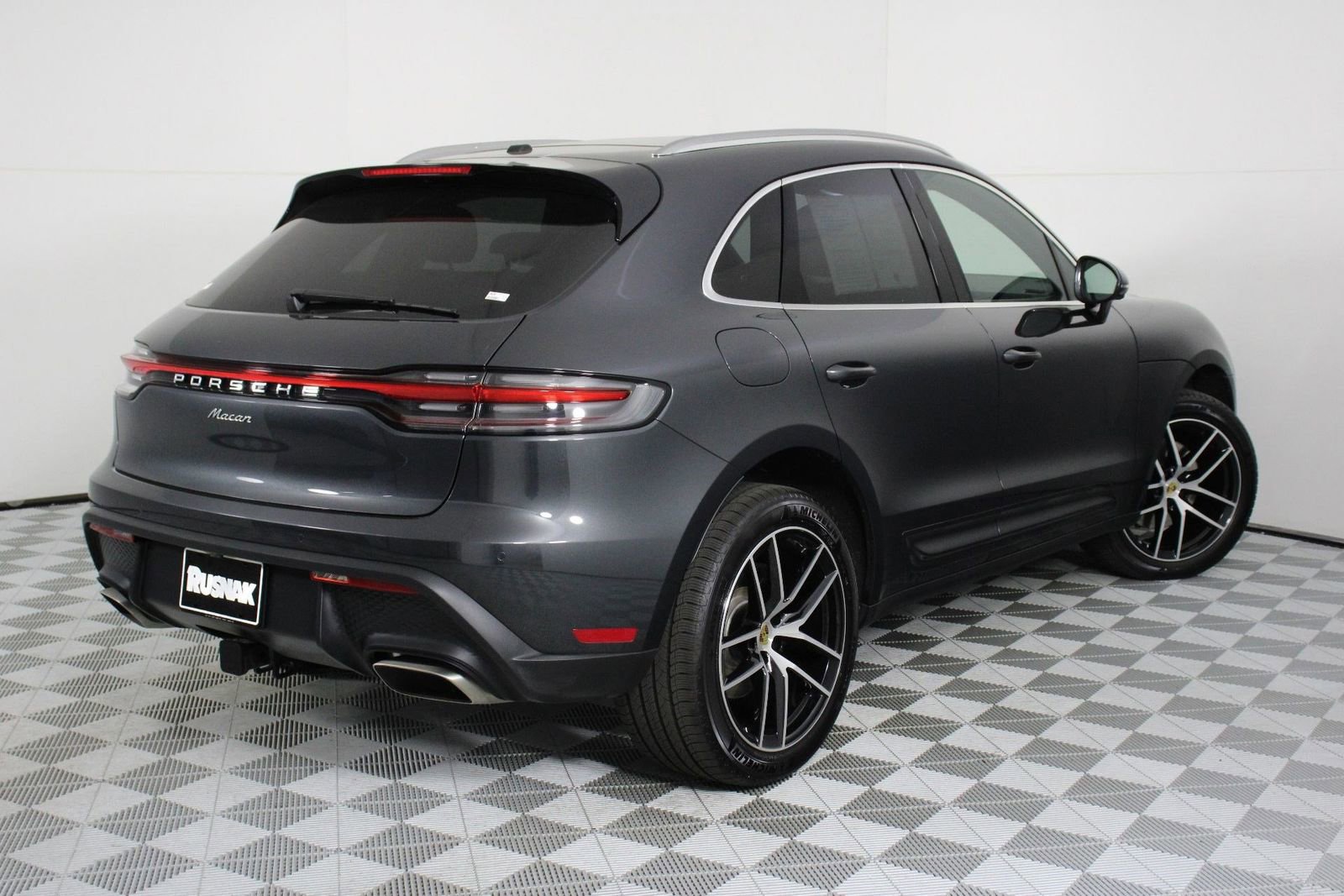 Certified 2025 Porsche Macan AWD/4WD image 7