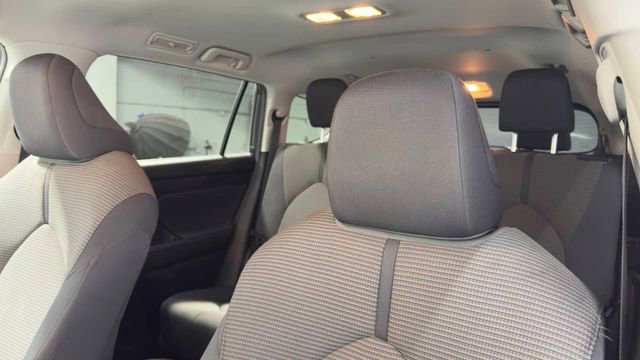 Used 2020 Toyota Highlander LE FWD image 23