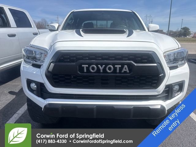 Used 2017 Toyota Tacoma TRD Sport image 2