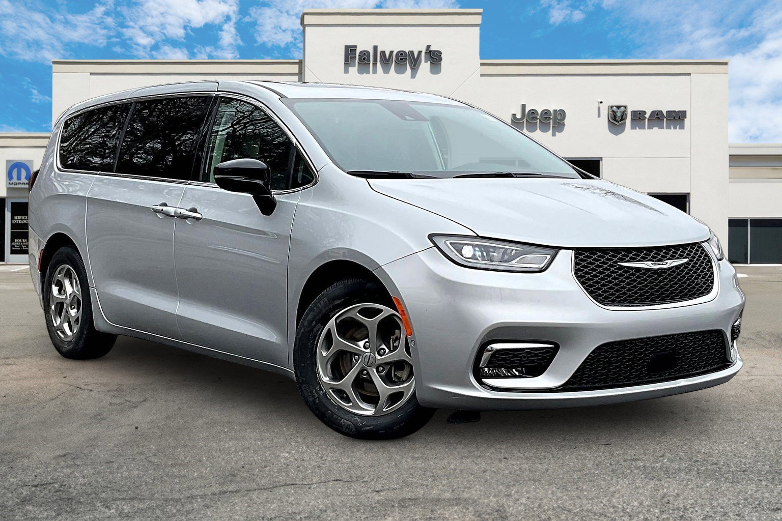 Used 2024 Chrysler Pacifica Limited image 11