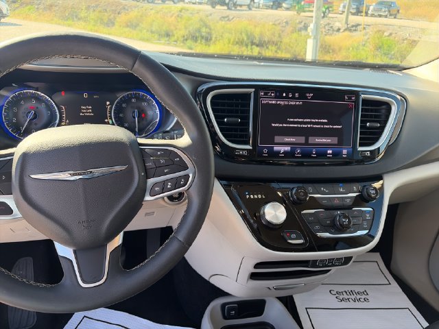 Used 2023 Chrysler Pacifica Touring-L FWD image 12