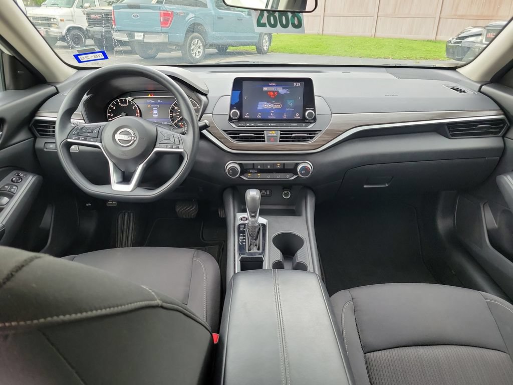 Used 2025 Nissan Altima 2.5 SV FWD image 11