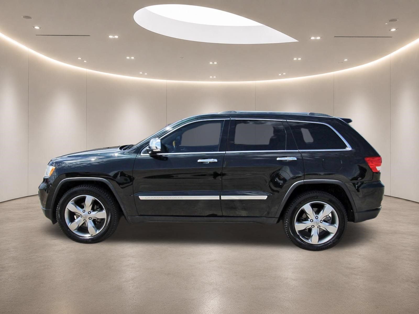 Used 2012 Jeep Grand Cherokee Overland RWD image 4