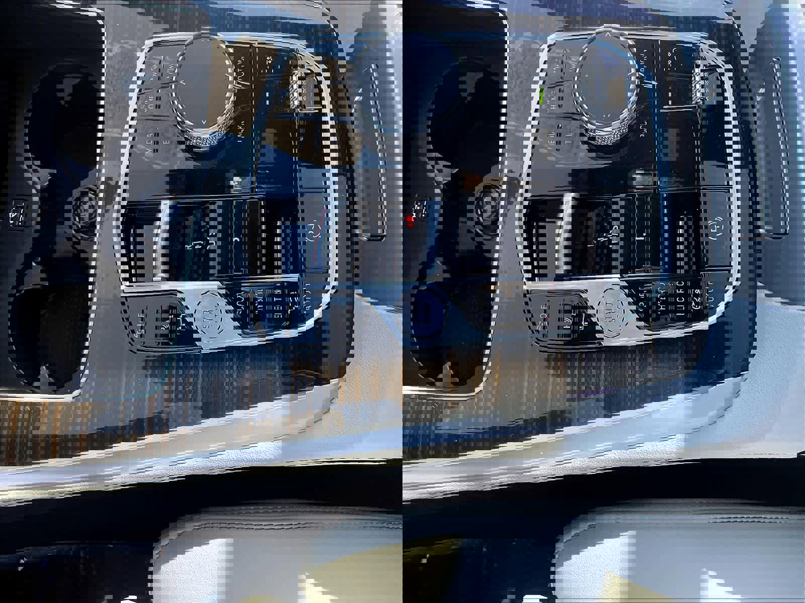 Used 2024 BMW X5 xDrive50e w/ Premium Package image 19