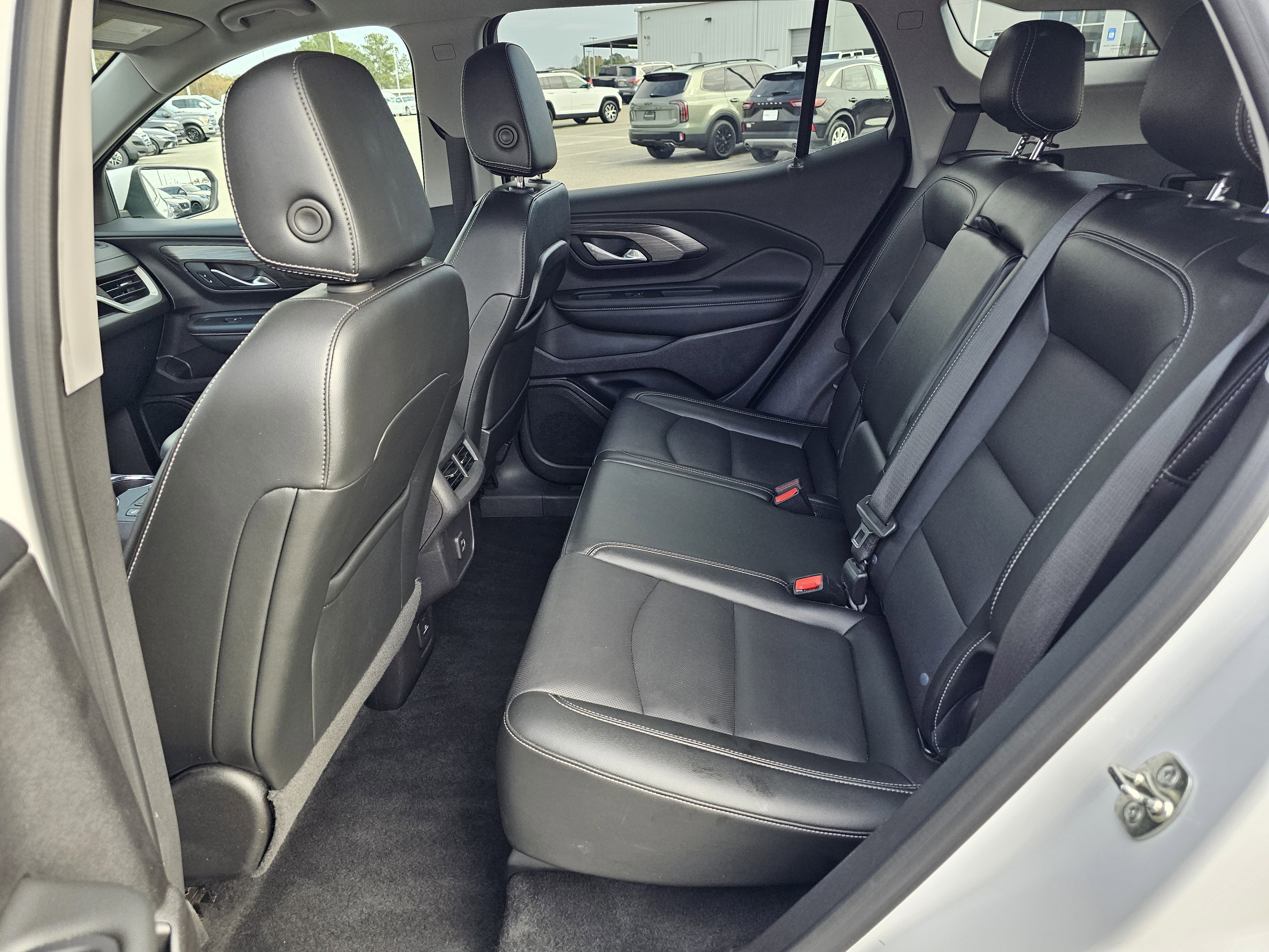 Used 2024 GMC Terrain SLT image 31