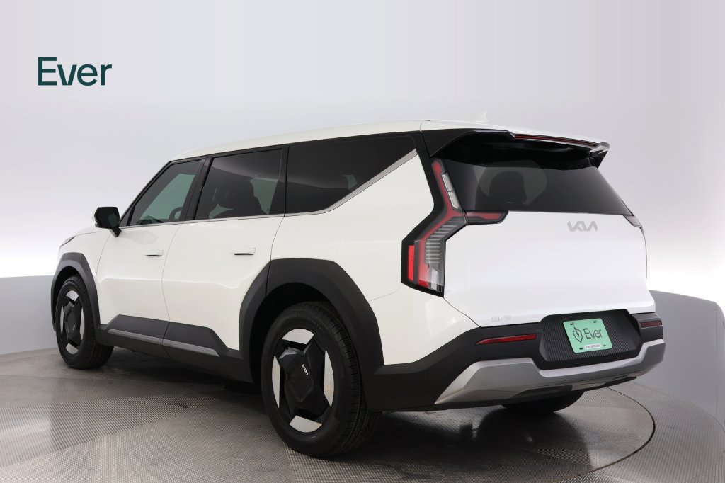 Used 2024 Kia EV9 Light Long Range RWD image 17